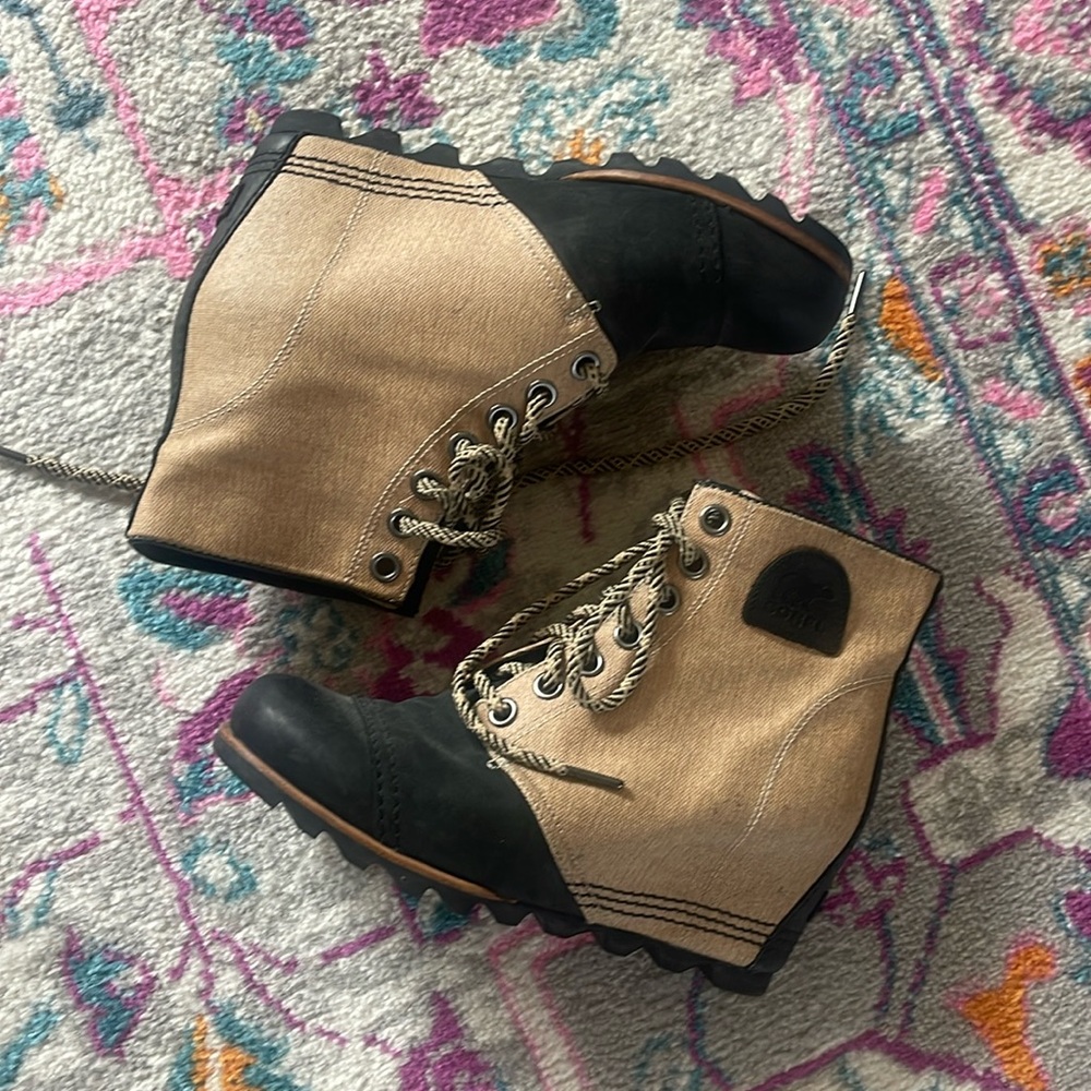 Super cute SOREL wedge boots!